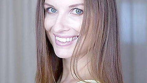 Sexy teen in vr porn video seduces a guy into an orgasm