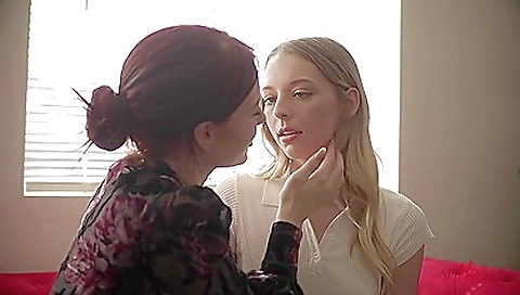 Blonde is making an exclusive lesbian video with her bestie