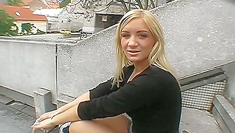 Amateur blonde blowjob video in the beach outdoor scene